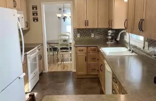 Fulton House | Quiet family sized retreat surrounded by farm but in town.