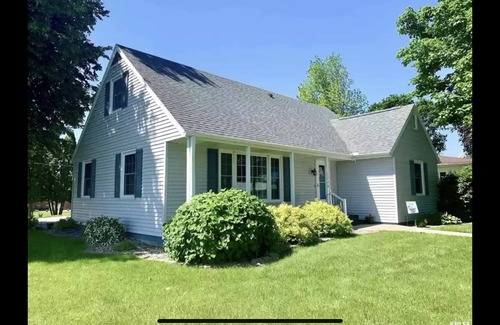 Fulton House | Quiet family sized retreat surrounded by farm but in town.