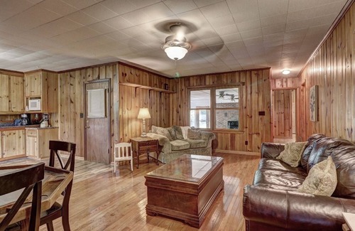 Woodland House | Quiet Farm Getaway - Mini-Callaway Gardens without Calloway Prices