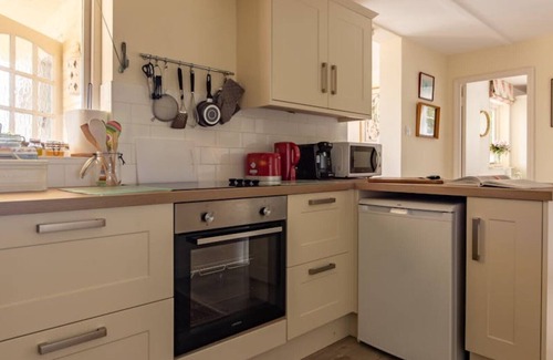 Rotherfield Greys Apartment | Quiet flat in pretty woods. Ideal for walkers & cycling. Near Henley-on-Thames.