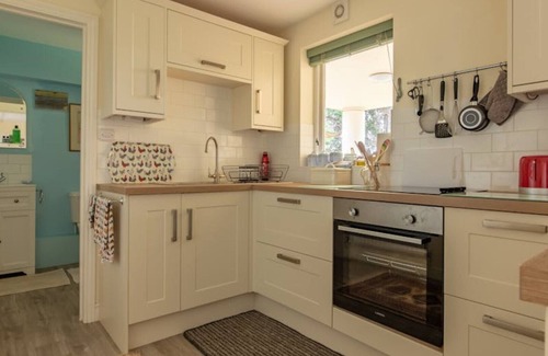 Rotherfield Greys Apartment | Quiet flat in pretty woods. Ideal for walkers & cycling. Near Henley-on-Thames.