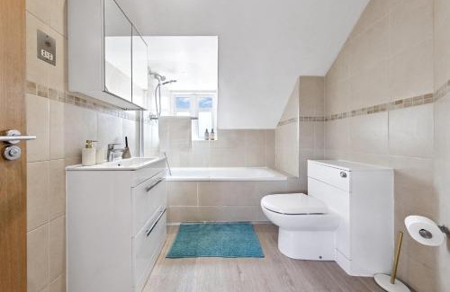 Friern Barnet Apartment | Quiet Flat, Sleeps 5, Free Parking Included