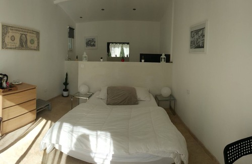 Saint-Quentin-la-Poterie Bed & Breakfast | Quiet, charming "Chambre Blanche" in the heart of a forest