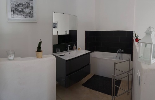 Saint-Quentin-la-Poterie Bed & Breakfast | Quiet, charming "Chambre Blanche" in the heart of a forest