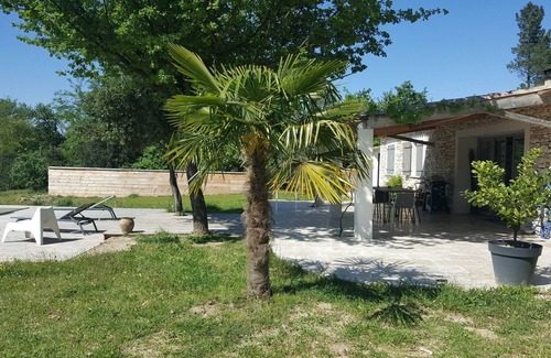 Saint-Quentin-la-Poterie Bed & Breakfast | Quiet, charming "Chambre Blanche" in the heart of a forest