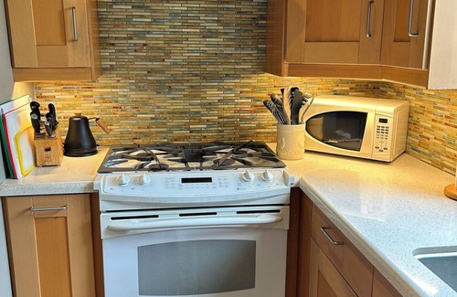 San Rafael Cottage | Quiet garden cottage with view deck in San Rafael