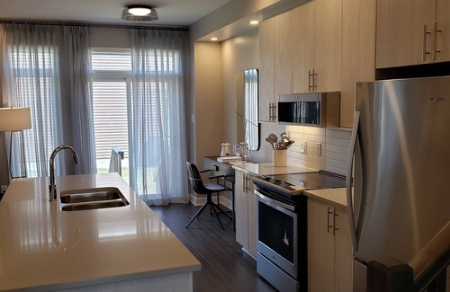 Leitrim House | Quiet Gate-Away for Short-Term Stay - Minutes from Ottawa International Airport