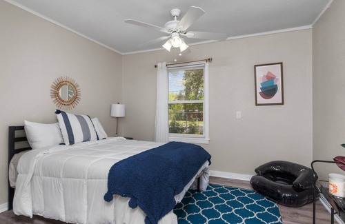 Pasadena House | Quiet get away close to restaurants and shopping