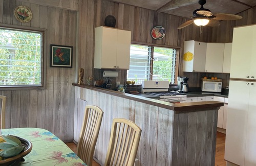 Honaunau-Napoopoo House | Quiet get-away in Lush Tropical Setting- 5 min walk to snorkeling beach!