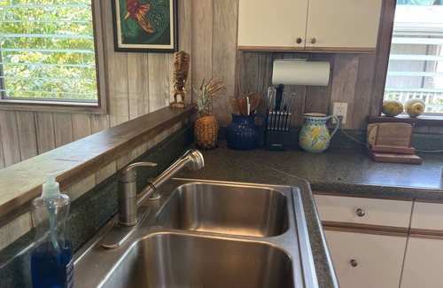 Honaunau-Napoopoo House | Quiet get-away in Lush Tropical Setting- 5 min walk to snorkeling beach!