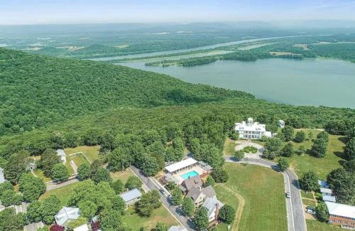 Pisgah House | Quiet Getaway at Wayward Cottage