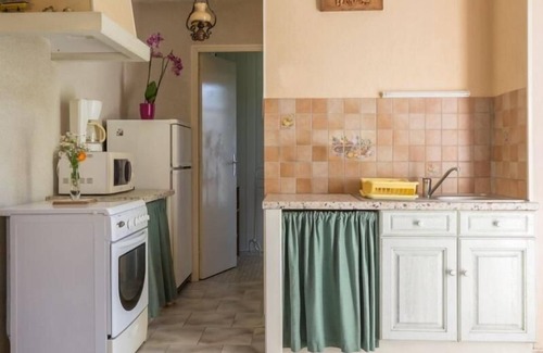 Rouans Cottage | Quiet Getaway Near Canal: BBQ, Bikes, WiFi, Baby Gear, Private Terrace, Up to 4 Guests