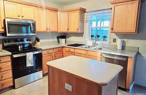 Middleburg House | Quiet Getaway on a Christmas Tree Farm w/Beautiful Views & a Hot Tub