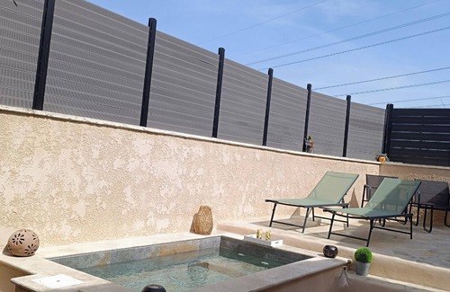 Graveson Apartment | QUIET GITE FOR TWO WITH RELAXING POOL NOT OVERLOOKED + PET