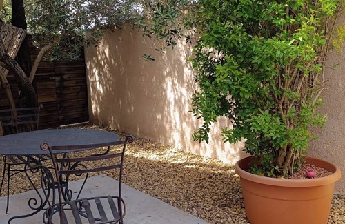 Graveson Apartment | QUIET GITE FOR TWO WITH RELAXING POOL NOT OVERLOOKED + PET