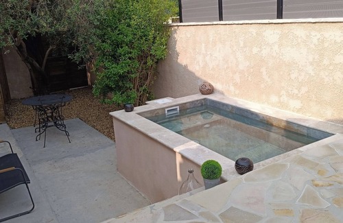 Graveson Apartment | QUIET GITE FOR TWO WITH RELAXING POOL NOT OVERLOOKED + PET