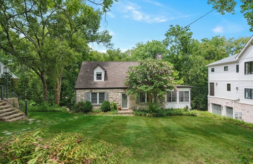 Nashville House | Quiet Green Hills Cottage. Near 12 South, downtown, Vandy, Belmont, Lipscomb.