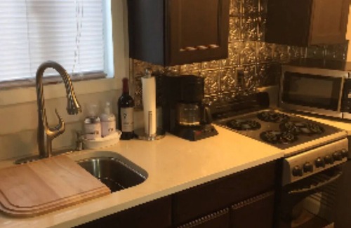 Charleston Cottage | Quiet Guesthouse/Cottage in Historic East End of Charleston, WV. Pet Friendly!