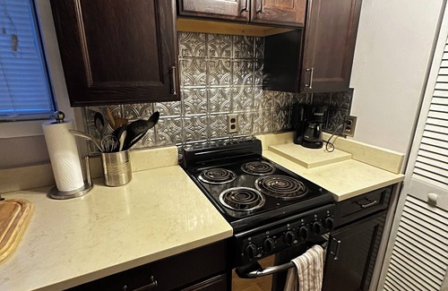 Charleston Cottage | Quiet Guesthouse/Cottage in Historic East End of Charleston, WV. Pet Friendly!