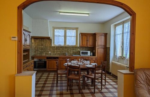 Blanzaguet-Saint-Cybard Cottage | Quiet House with Private Garden and WIFI, Perfect for Family