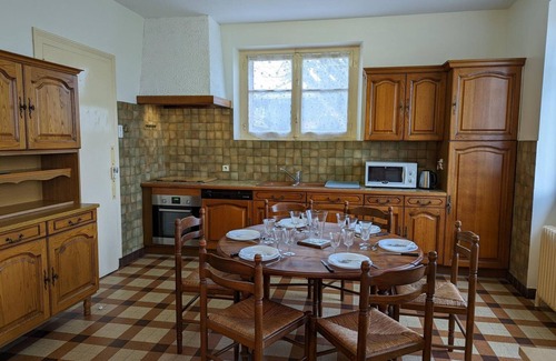 Blanzaguet-Saint-Cybard Cottage | Quiet House with Private Garden and WIFI, Perfect for Family