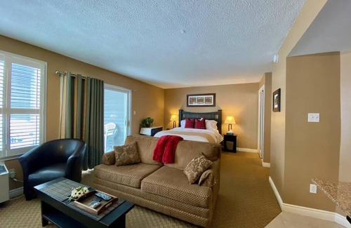 Craigleith House | Quiet Hillside Studio - Wifi, Pool, Close to The Village