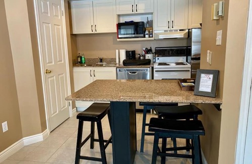 Craigleith House | Quiet Hillside Studio - Wifi, Pool, Close to The Village