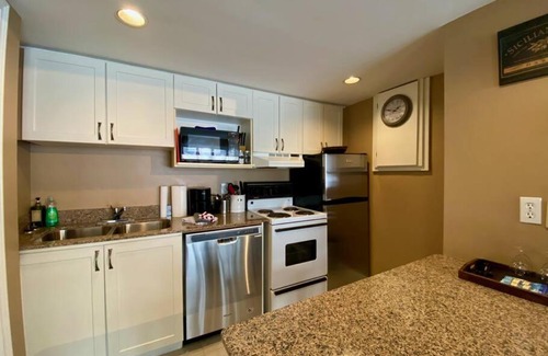 Craigleith House | Quiet Hillside Studio - Wifi, Pool, Close to The Village