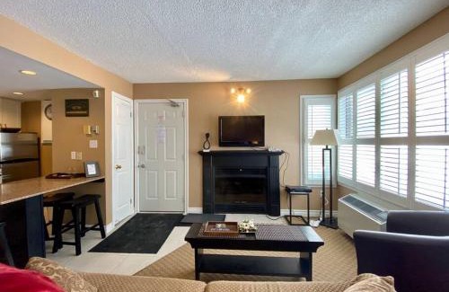 Craigleith House | Quiet Hillside Studio - Wifi, Pool, Close to The Village