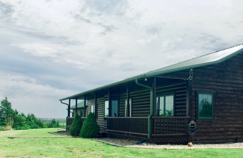 Inavale Cabin | Quiet Hilltop Log Cabin
