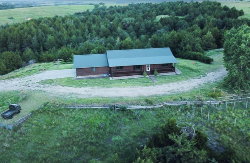 Inavale Cabin | Quiet Hilltop Log Cabin
