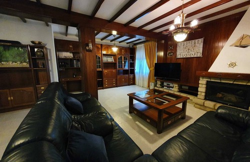 Boiro House | Quiet holiday home for up to 10 people, with garden, near the beach