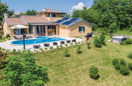 Rezanci Villa | Quiet holiday house with large pool on the outskirts of Rezanci