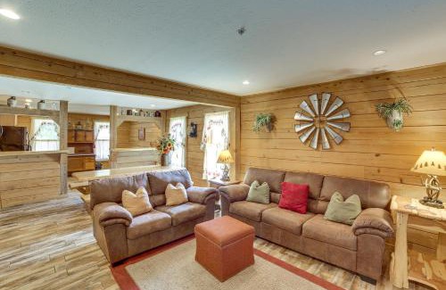 Hollister House | Quiet Hollister Cabin Walk to Lake Taneycomo