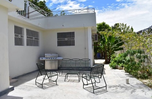 Port-au-Prince House | Quiet Home, In The Plains.