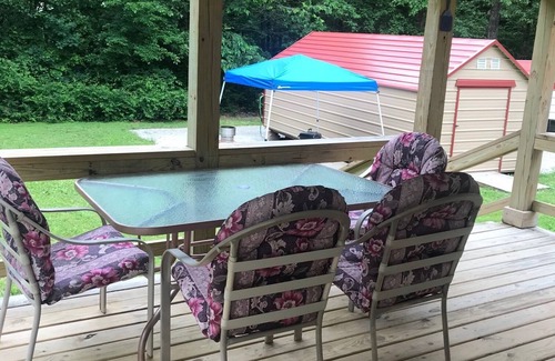 Warsaw House | Quiet home near Berry Bend boat ramp with carports