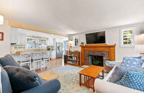 Teaticket House | Quiet home near Great Pond with patio, W/D, AC, games, & private yard