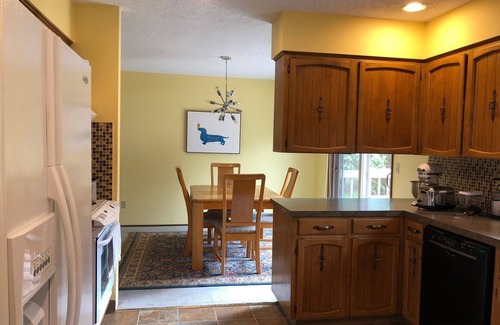 Wilkes House | Quiet Home, One Block to Glendoveer Golf Course, 10 minutes to Airport