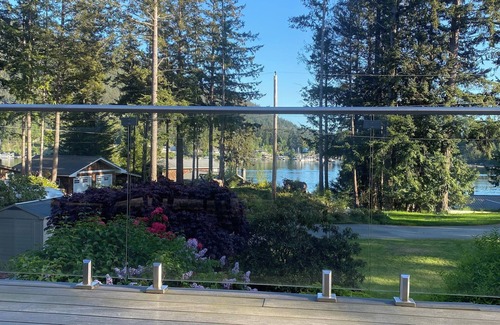 Madeira Park House | Quiet home w/hot tub — Beautiful getaway with gorgeous garden