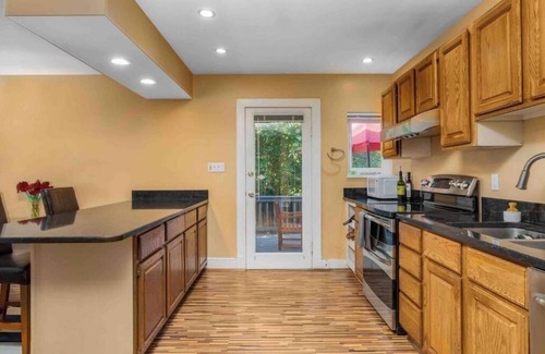 Annapolis House | Quiet home with large yard, close to Navy Bridge.