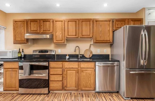 Annapolis House | Quiet home with large yard, close to Navy Bridge.