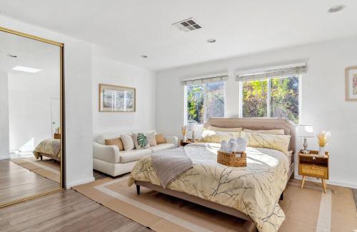 Studio City House | Quiet Home with Spectacular Scenic Mountain Views near Universal Studios Hollywood