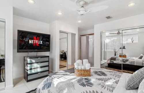 Studio City House | Quiet Home with Spectacular Scenic Mountain Views near Universal Studios Hollywood
