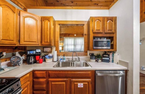 Gatlinburg - Pigeon Forge Cabin | Quiet-Hot Tub-Fireplace-Honeymoon-Hiking-Relax