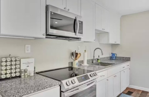 Cardiff House | Quiet house heated pool & waterfall open all yearnn