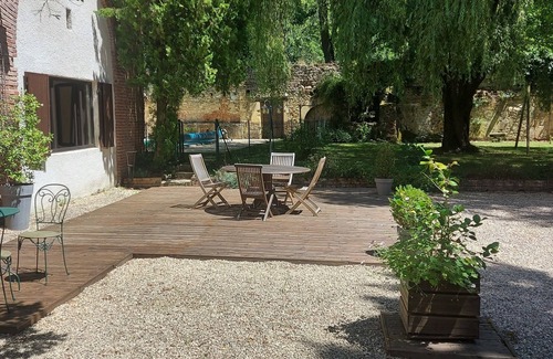 Fumel House | Quiet house in a wooded park with a large swimming pool and lounge area