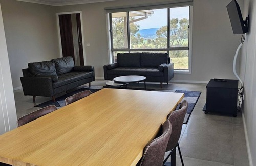 Wallan House | Quiet house with great views and a 5 min drive to town