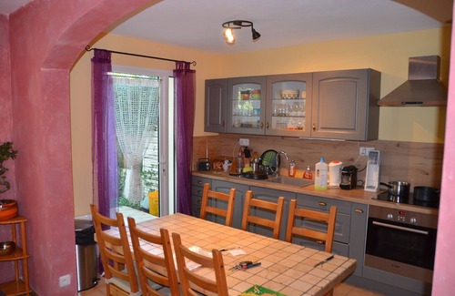Aiguelongue House | quiet house with shaded garden and jacuzzi