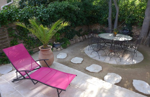 Aiguelongue House | quiet house with shaded garden and jacuzzi