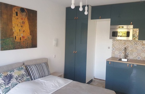 Velaux Bed & Breakfast | Quiet independent room private parking terrace